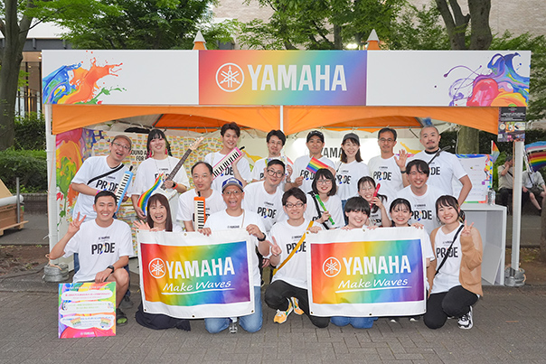 [ 画像 ] 「東京プライド2025」に参画した「Yamaha Rainbow ERG」