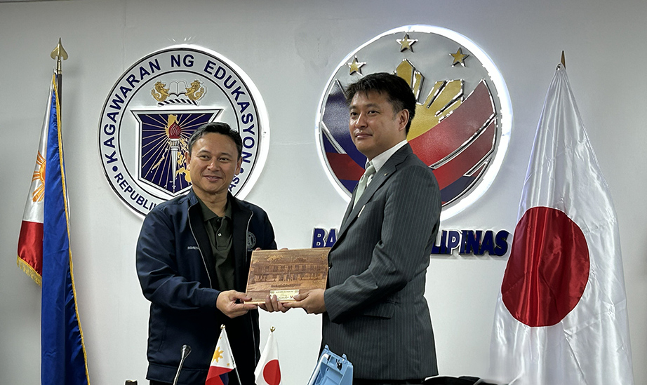 [ 画像 ] フィリピン教育省との覚書署名式の様子　左：フィリピン教育省 Secretary JUAN EDGARDO“SONNY”M.ANGARA氏、右：ヤマハ・ミュージック・フィリピン社長 尾上 浩一朗