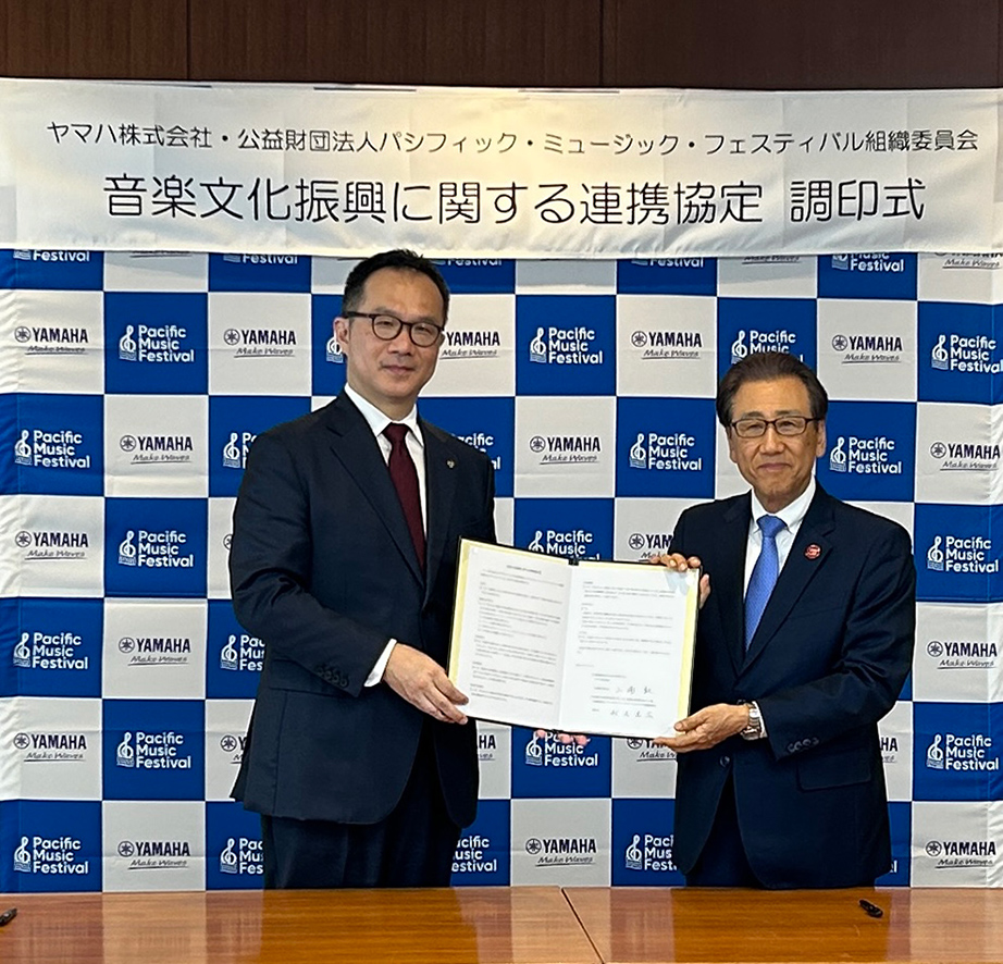 [ 画像 ] （左から）当社代表執行役社長・山浦敦、PMF理事長・秋元克広氏