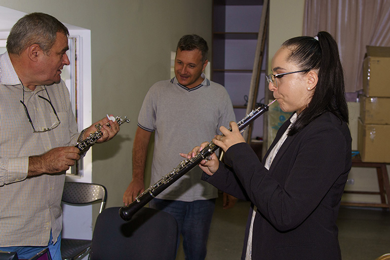 [写真] カスタムオーボエの音色を確かめる団員