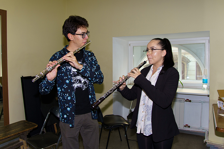 [メインビジュアル] 届いた楽器を演奏するオデーサ歌劇場の団員たち