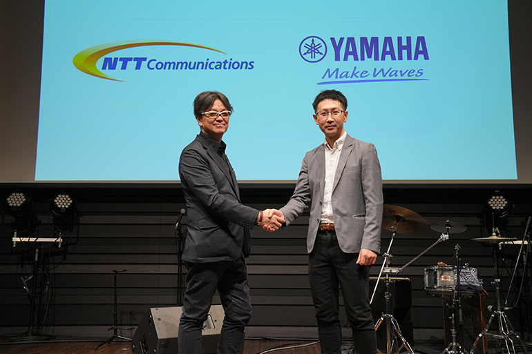 [写真] （左から）NTT Com 小松健作氏、ヤマハ 柘植秀幸