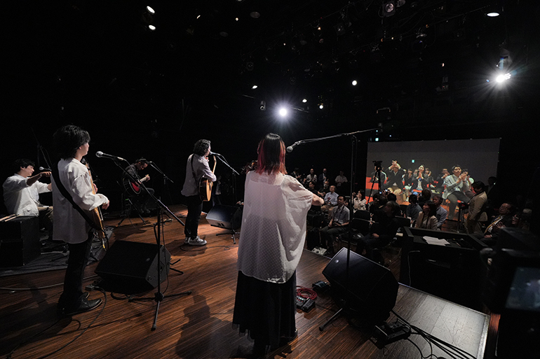 [メインビジュアル] 0.1秒の低遅延転送で双方向ライブビューイングを実現―NTT Comとヤマハが共同開発、「GPAP over MoQ」記者発表会を開催