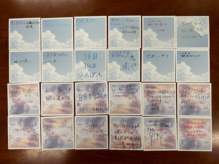 [写真] 上半分は「差別と聞いてどんなイメージを持つか？」への意見、下半分は「どうして人は差別してしまうと思うか？」への意見