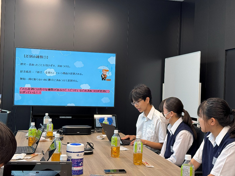 [写真] 作成したスライドをもとに発表する生徒の皆さん