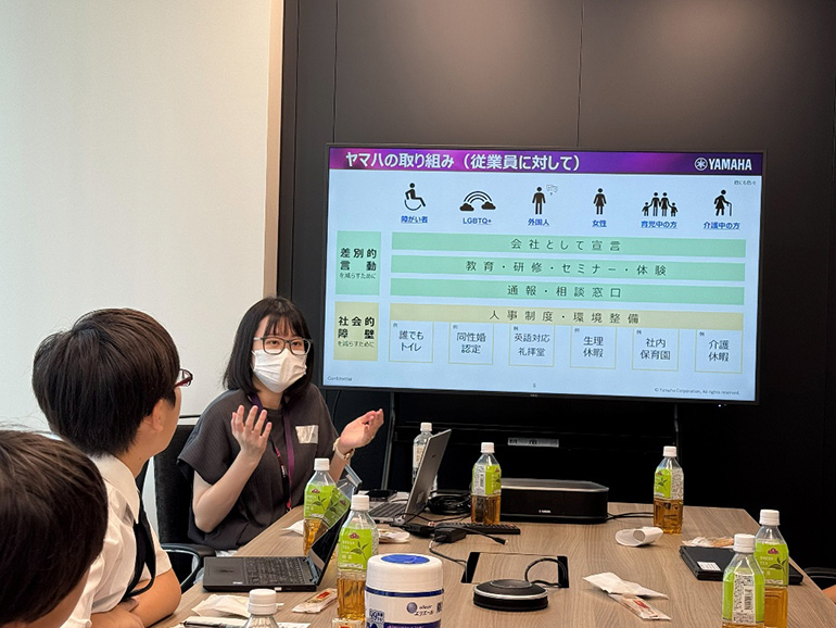 [写真] 生徒の皆さんの話と重ね合わせながらヤマハの取り組みを紹介