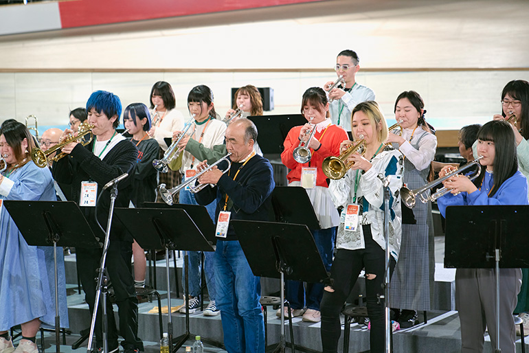 [写真] 複数の参加者が管楽器を演奏している様子