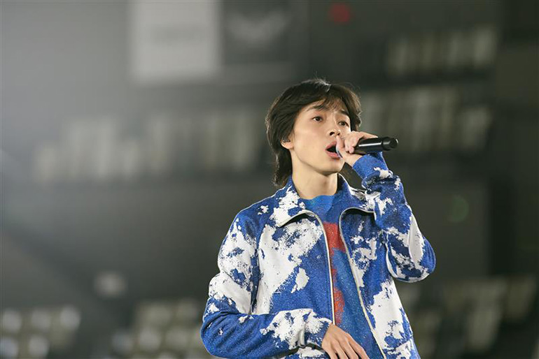 [写真] 歌唱するimaseさん