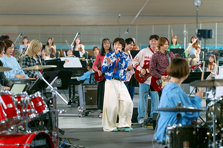 [写真] imase さんと参加者が共演している様子