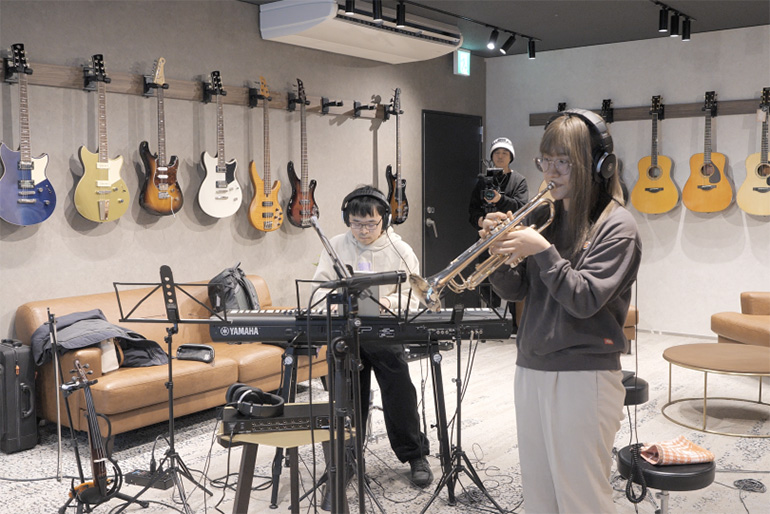 [写真] SYNCROOMを使ってスタジオ参加者が合奏練習を行う様子