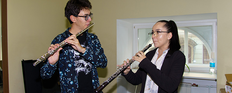 [ サムネイル ] 戦地のオペラハウスに5点の楽器が到着、現地から団員たちの喜びの声と決意の言葉が寄せられました。