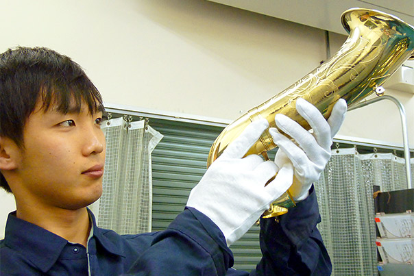 [画像] 磨いた管体をチェックして次の工程に渡します。一点の曇りも見逃せません。