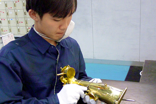 [画像] バフ作業だけでは取り除けない凹凸は、ヤスリで周囲を滑らかにしてからバフで磨きます。
