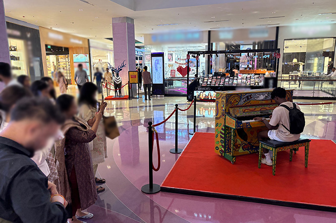 LovePianoを演奏する人と、その演奏を聞いたり、写真や動画を撮影している、たくさんの人たち