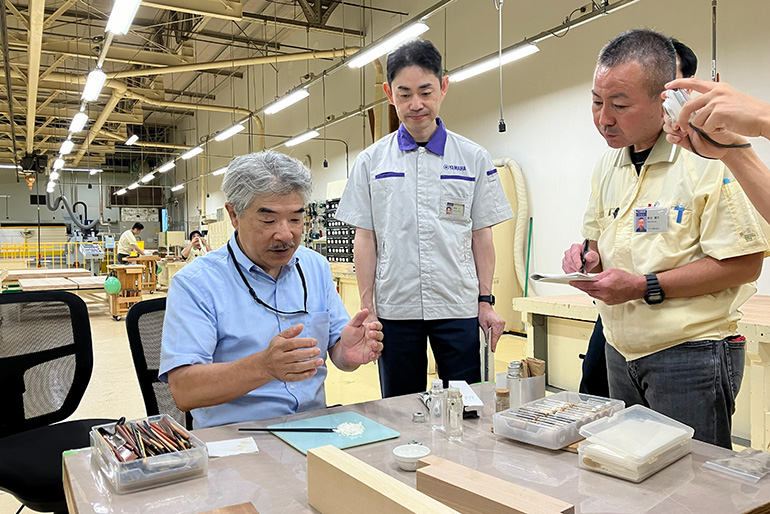 [写真] 麦漆の作り方・使用方法をレクチャーする松本先生