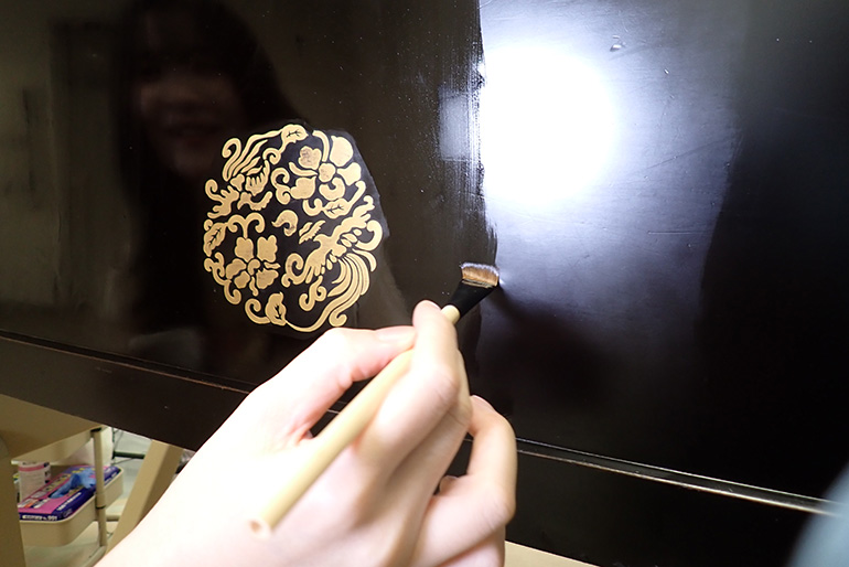 [写真] 筆で漆を塗る作業