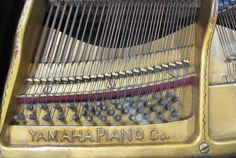 [写真] 金属フレームに刻まれた「YAMAHA PIANO Co.」