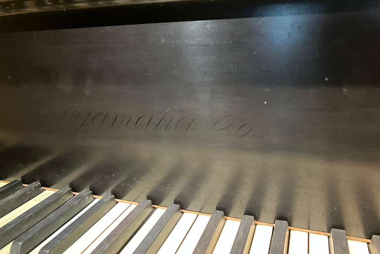 [写真] 鍵盤蓋の裏には筆記体で「Yamaha co.,」が描かれた跡も確認できる