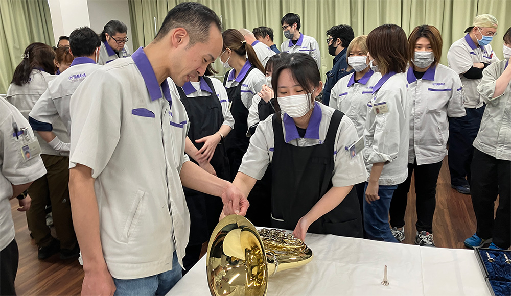 部門の枠を超えて磨く、ヤマハの品質──「お客様目線」に立ち返るホルン製造の現場から – 文化