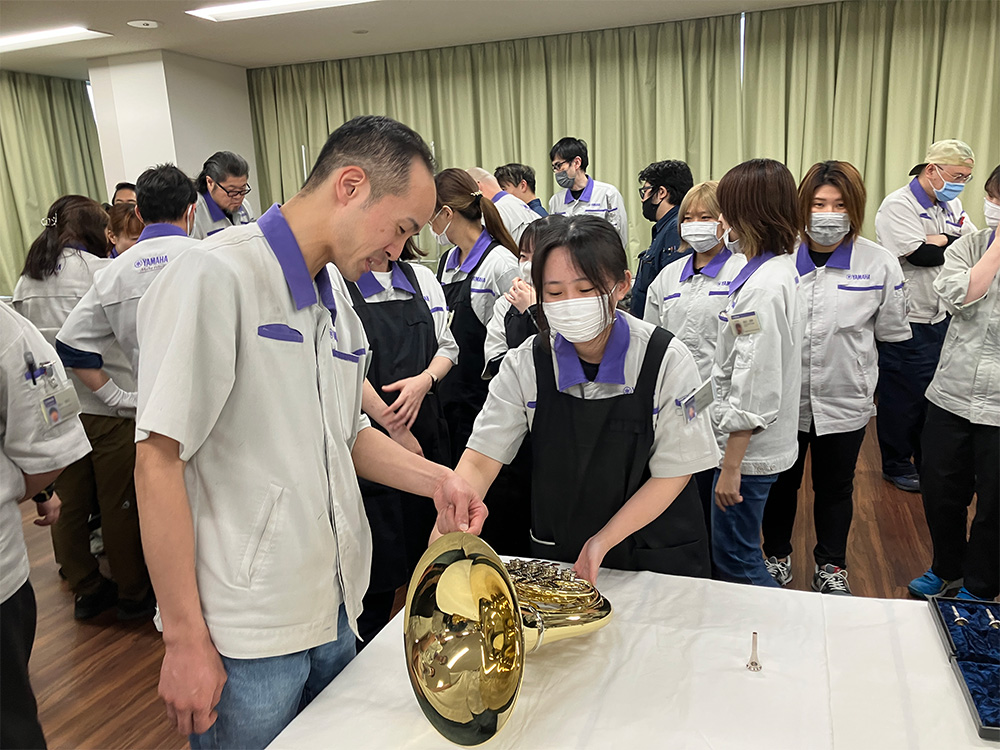 [写真] ホルンに触れながら交流する参加者