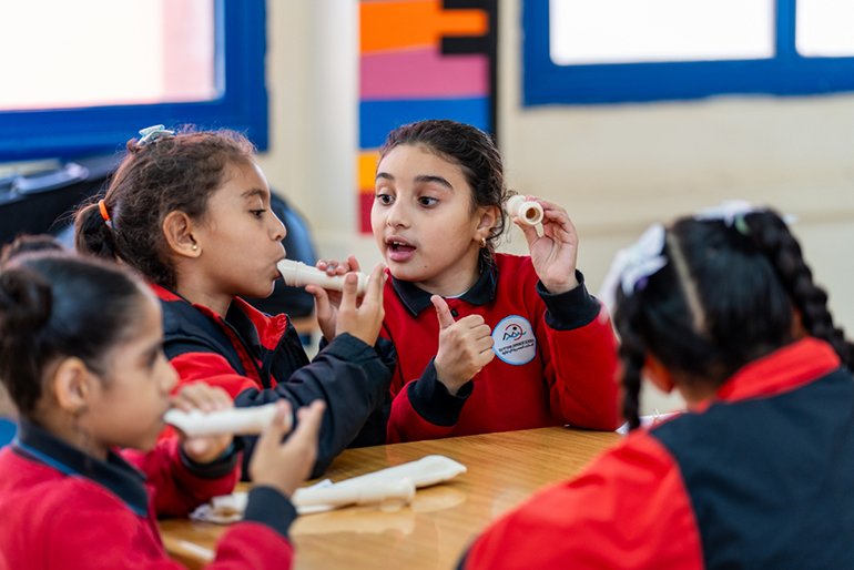 [画像] 授業で演奏を確認し合うエジプトの児童たち