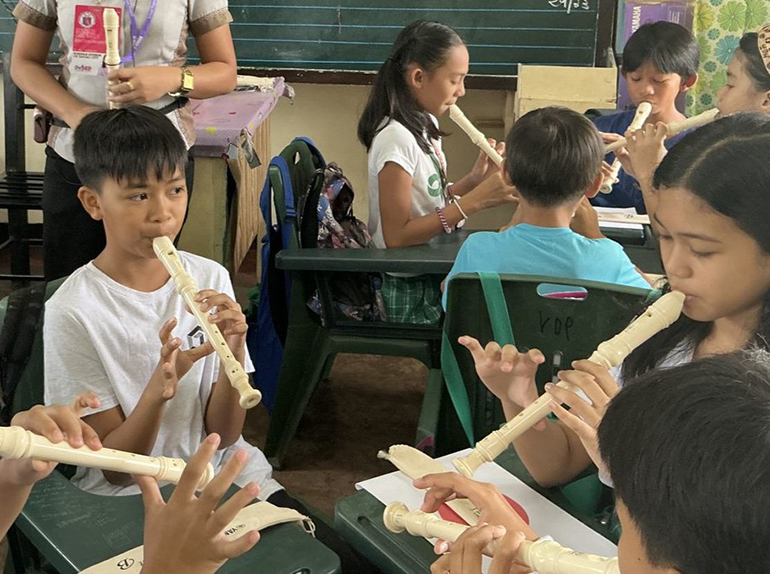 [画像] フィリピンのグループワークでの発表練習