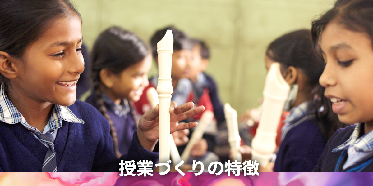 [メインビジュアル] スクールプロジェクトが目指す授業の特徴である ペアワークで互いに教え合うインドの児童たち