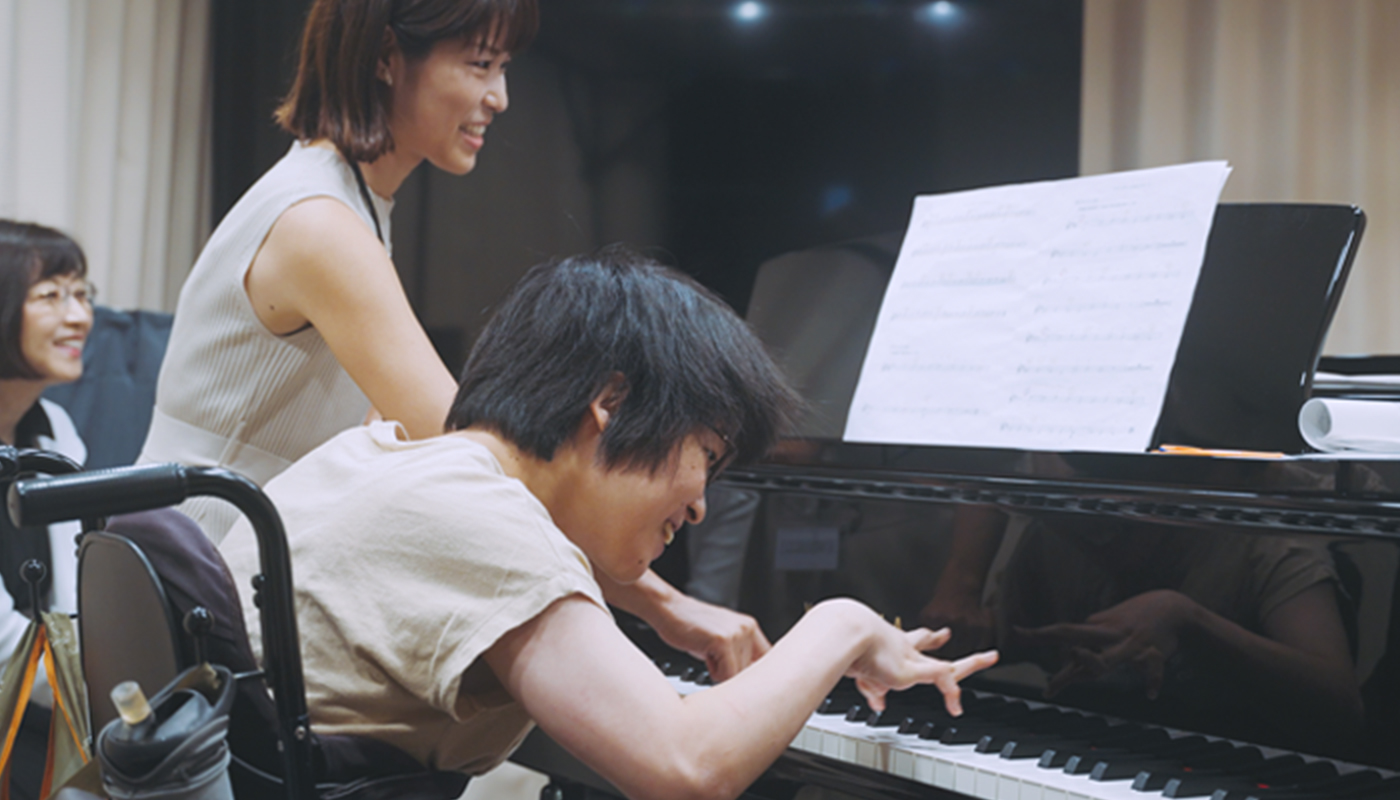 [ 画像 ] Disklavier&trade;（ディスクラビア）を楽しそうに演奏する宇佐美希和さん