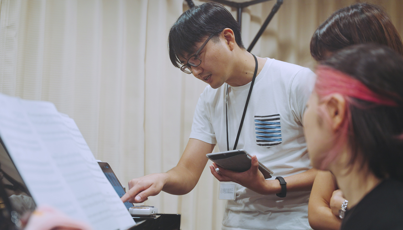 [ 画像 ] ピアノを調整中の前澤さん