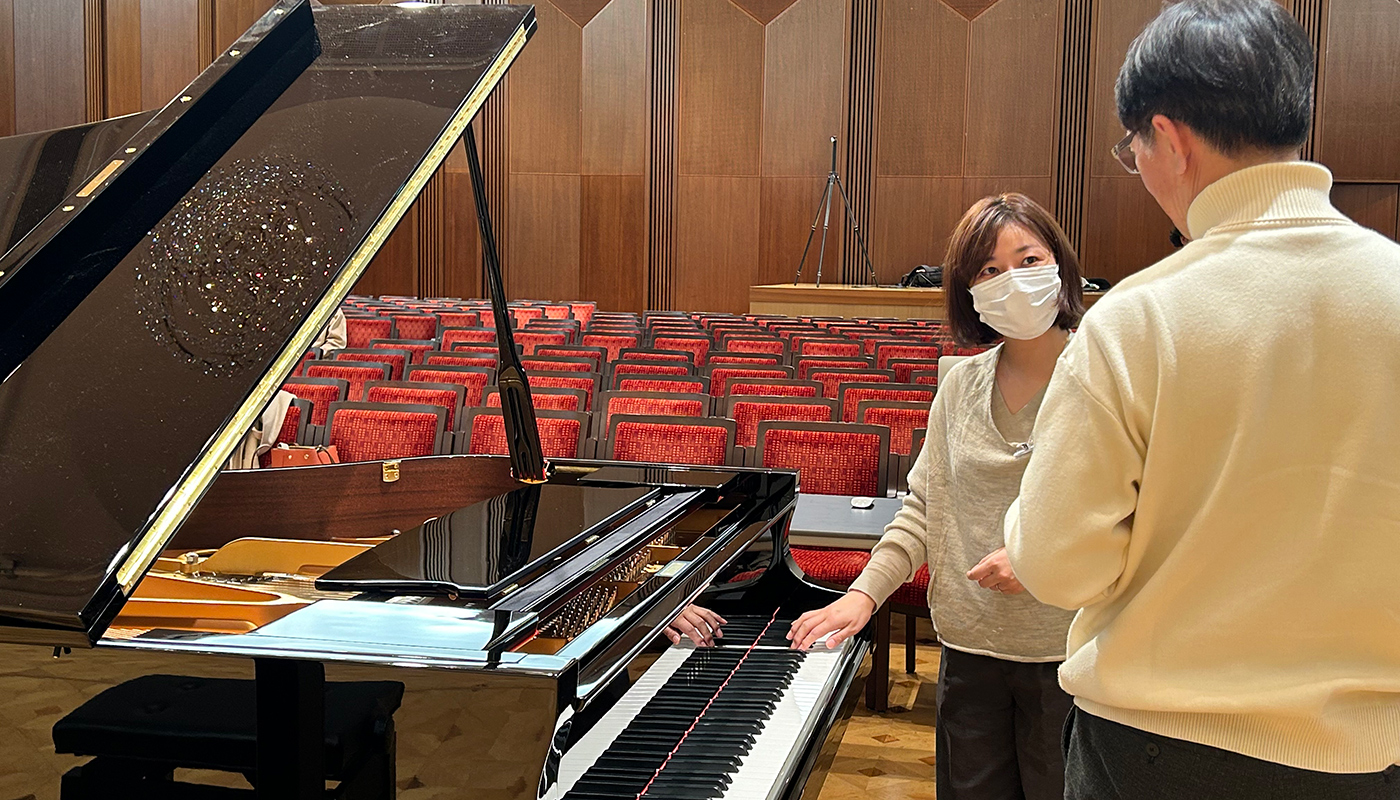 [ 画像 ] ピアノの前で会話する東さんと田邑さん