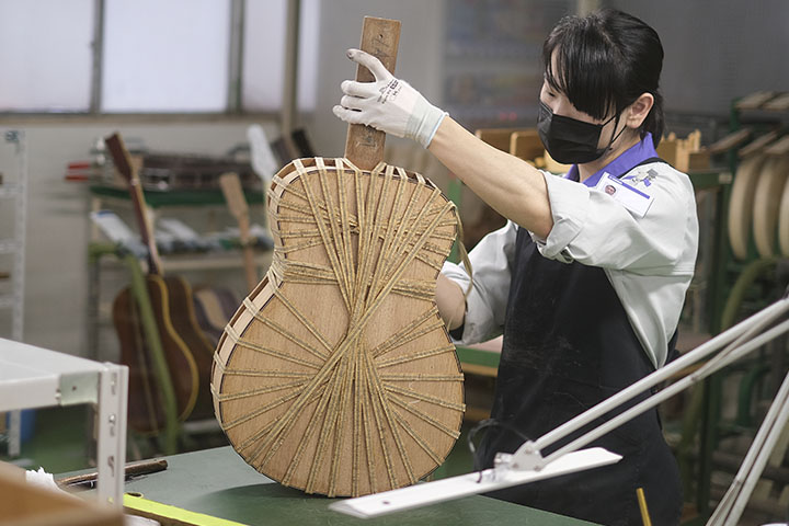 [画像] 木から楽器を作る