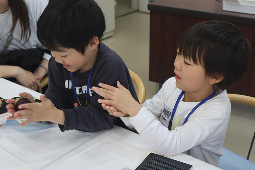 [写真] 完成した手作りカスタネットの音を確かめる子供たち