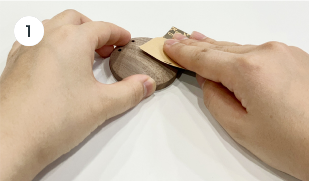 [ 画像 ] 1.板の表面をサンドペーパーで整えます