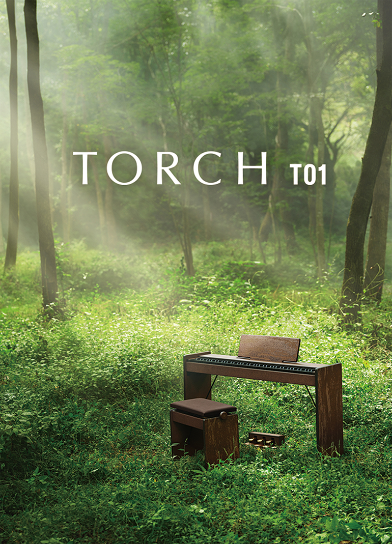 [メインビジュアル] 森の中に佇む電子ピアノ TORCH「T01」