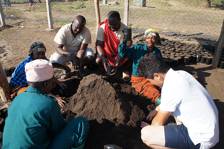 ［ 写真 ］植栽エリアで苗木を植える様子