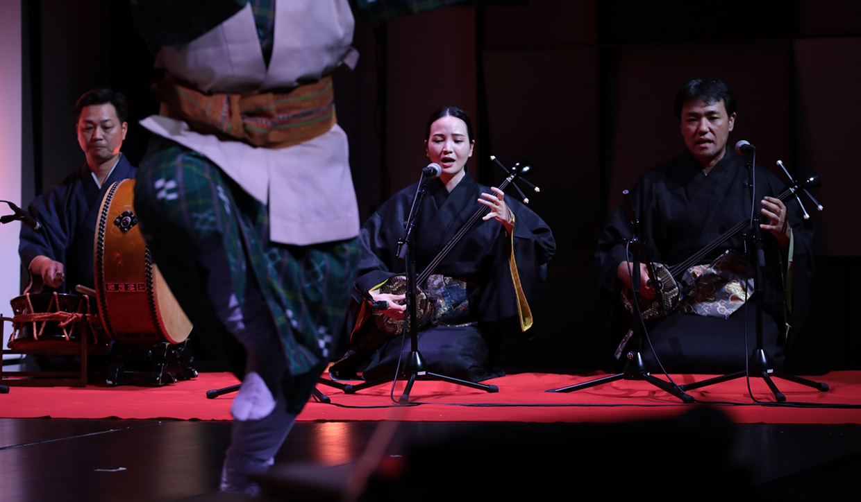 [写真] 演奏家が伝統音楽を演奏する様子