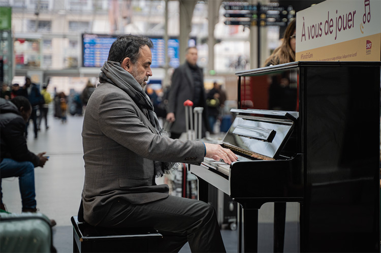 [サムネイル] 『空間に新たな彩りを』#1 駅を「過ごしやすい場所」に変える一台のピアノ