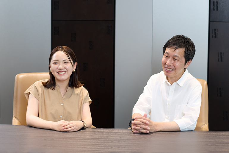 [写真] サービスが順調に離陸し、より多くのお客様に「YAMAHA MUSIC SCHOOL ONLINE」の魅力を伝えたいと意気上がる2人