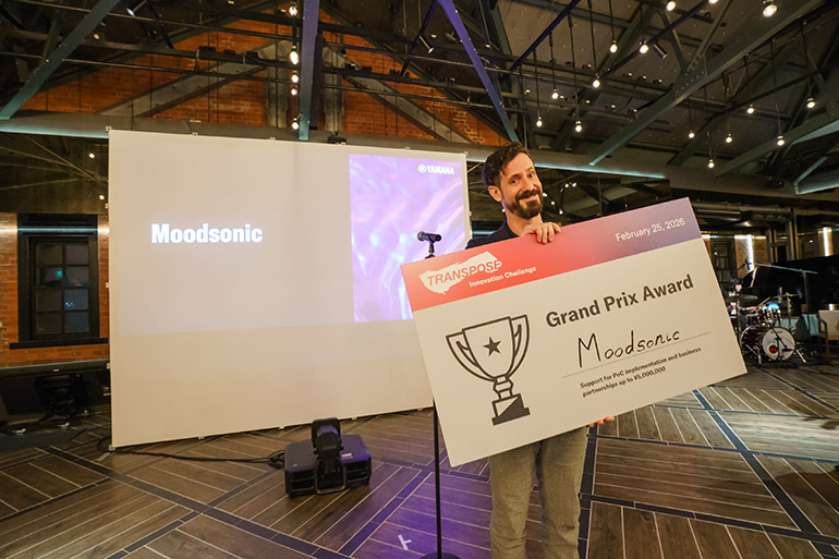 [写真] グランプリを受賞したMoodsonic社の代表者男性