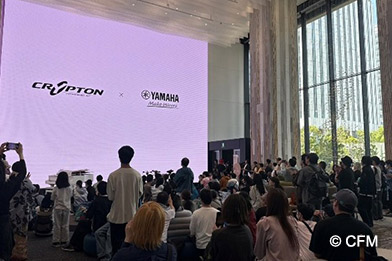 [写真] 終演時にはコラボレーションのロゴ表示が