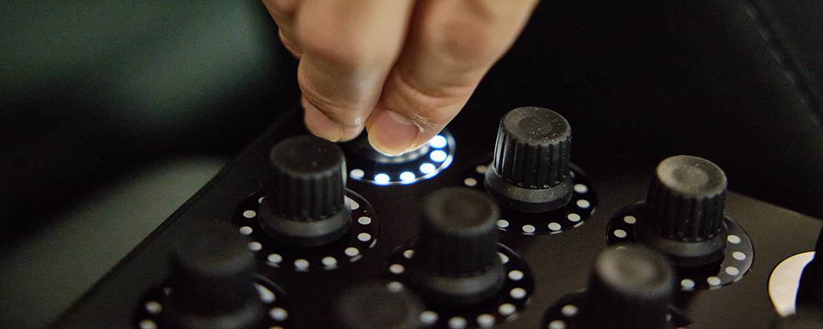 [ サムネイル ] 微細な変化を感じながら人の手でチューニングを行う