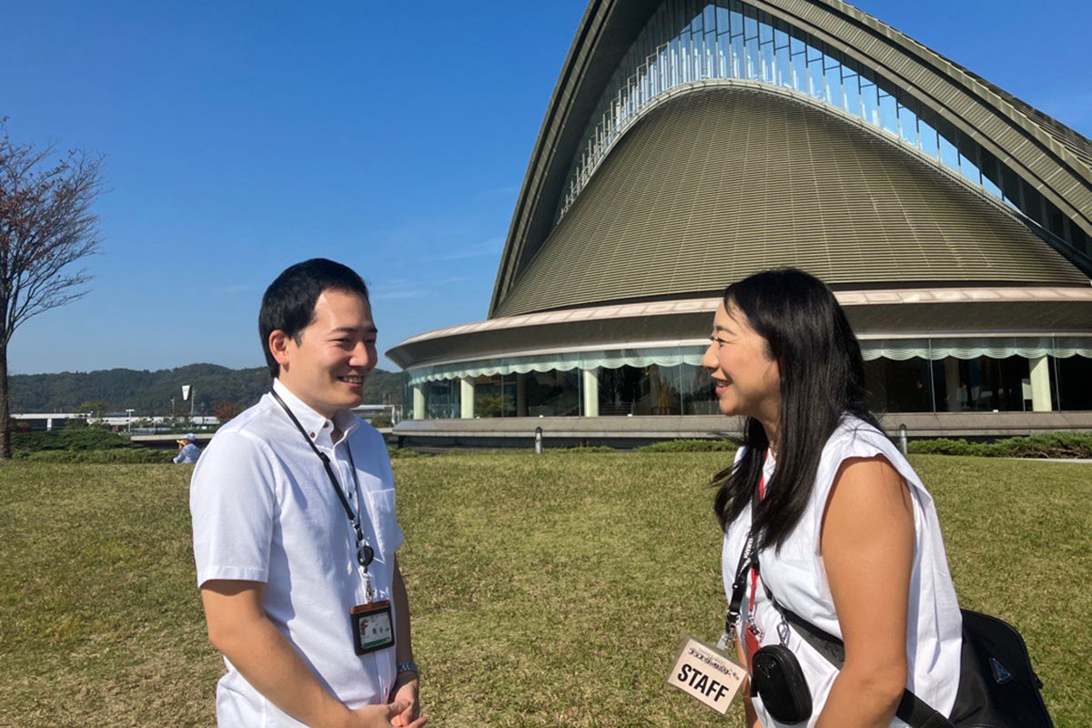 [ サムネイル ] 「ブラス・ジャンボリー in 福井」（2023年11月）をサポートする角谷さん（左）と増井