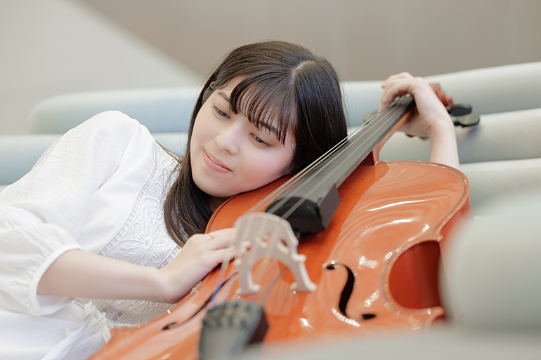 [ サムネイル ] 弦楽器に添い寝したり、抱っこしたりして響きや振動を感じる「Hug Me」