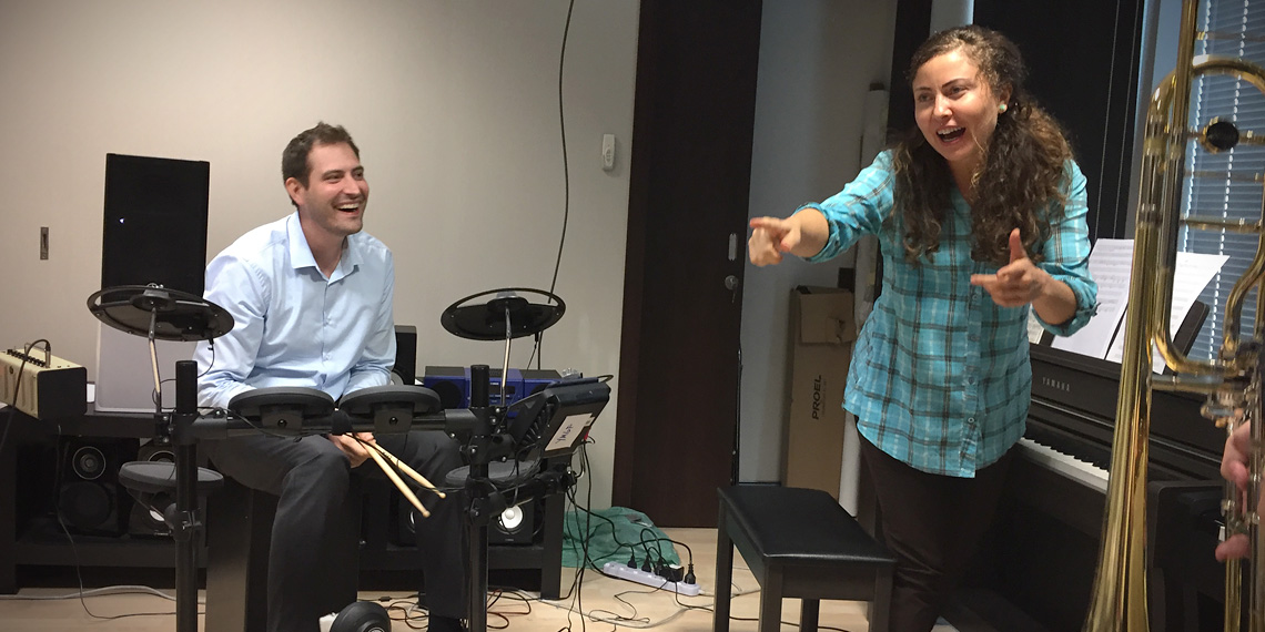 [写真] ともに音楽を奏でる社内イベント