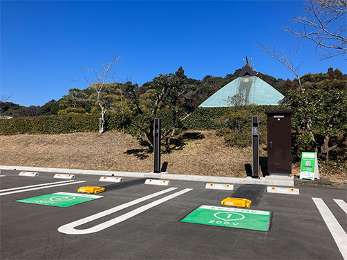 [写真] 再生可能エネルギーによるEV車充電スタンド