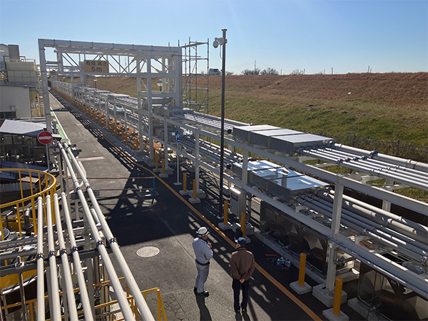 [写真] 地下のトンネルに設置されていた排水配管を地上化し漏えいの検知や点検を強化