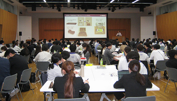 [写真] 新入社員に向けたサステナビリティ研修