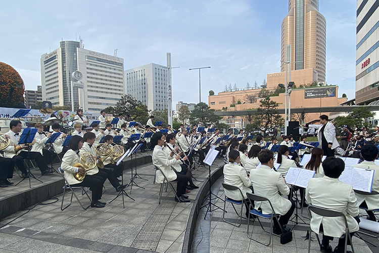 [写真] 浜松駅前でのプロムナードコンサート