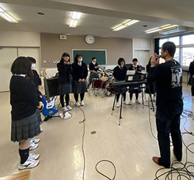 [写真] 高校の軽音楽部を訪問し、楽器・機材の扱いやバンド演奏についてアドバイス