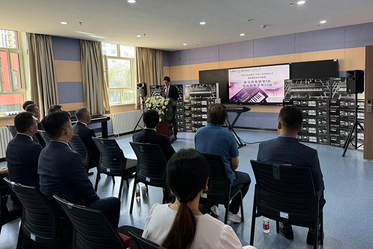 [写真] 老年大学への楽器贈呈